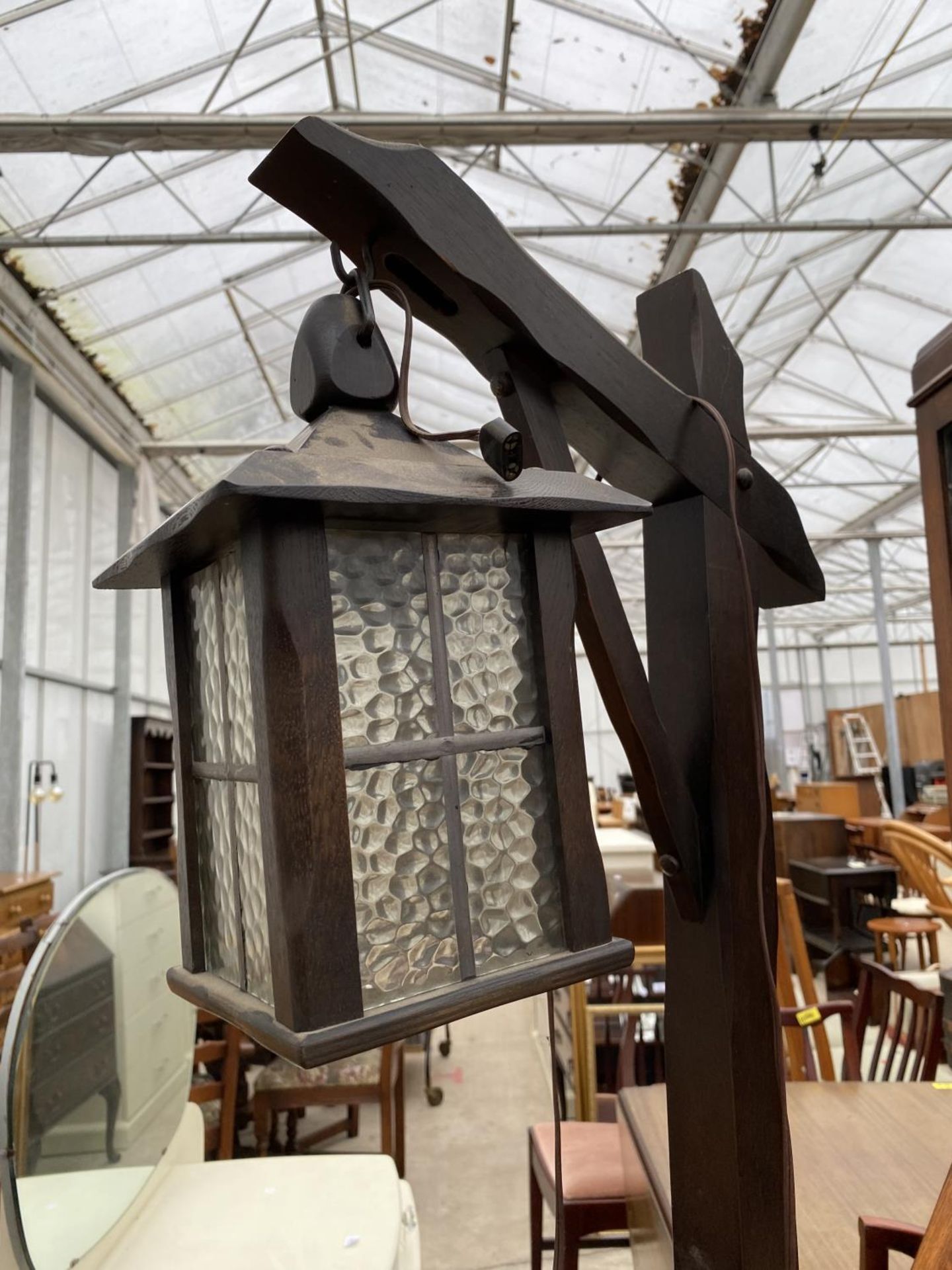 A STANDARD LAMP IN THE FORM OF A LANTERN WITH ADJUSTABLE HEIGHT - Image 2 of 4