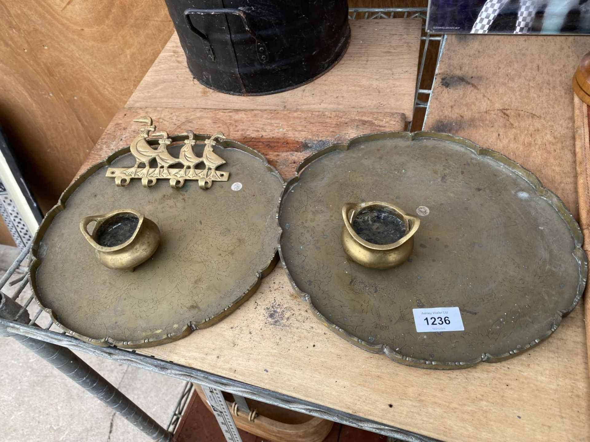 AN ASSORTMENT OF BRASS ITEMS TO INCLUDE TWO EMBOSSED TRAYS AND TWO MINITURE COULDRONS WITH