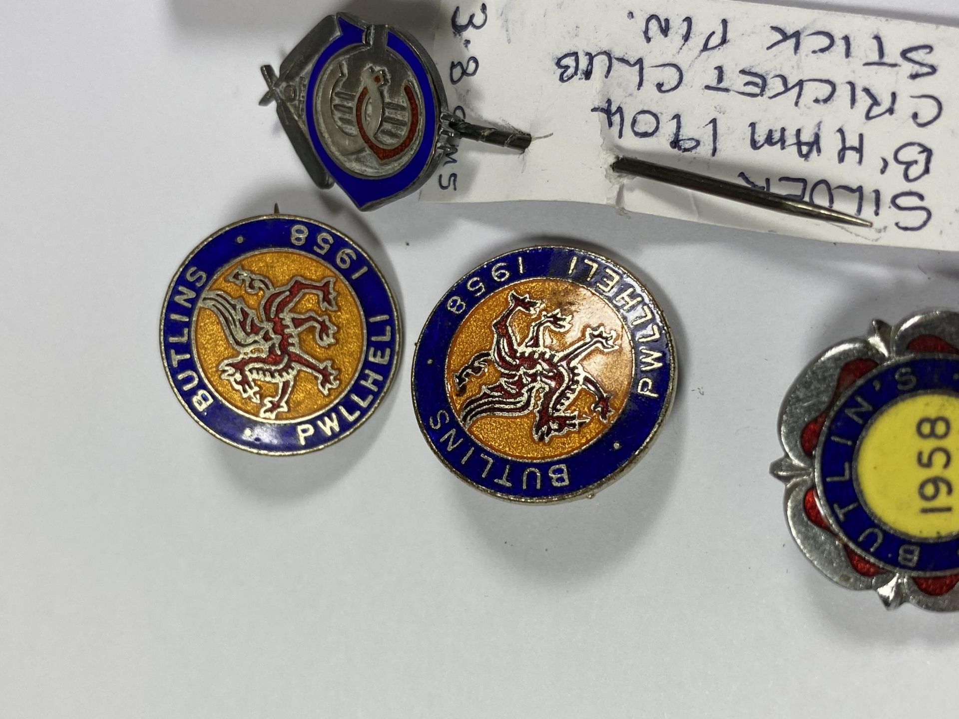 A MIXED GROUP OF VINTAGE HALLMARKED SILVER AND FURTHER ENAMEL BADGES TO INCLUDE ENAMEL BUTLIN - Image 2 of 5