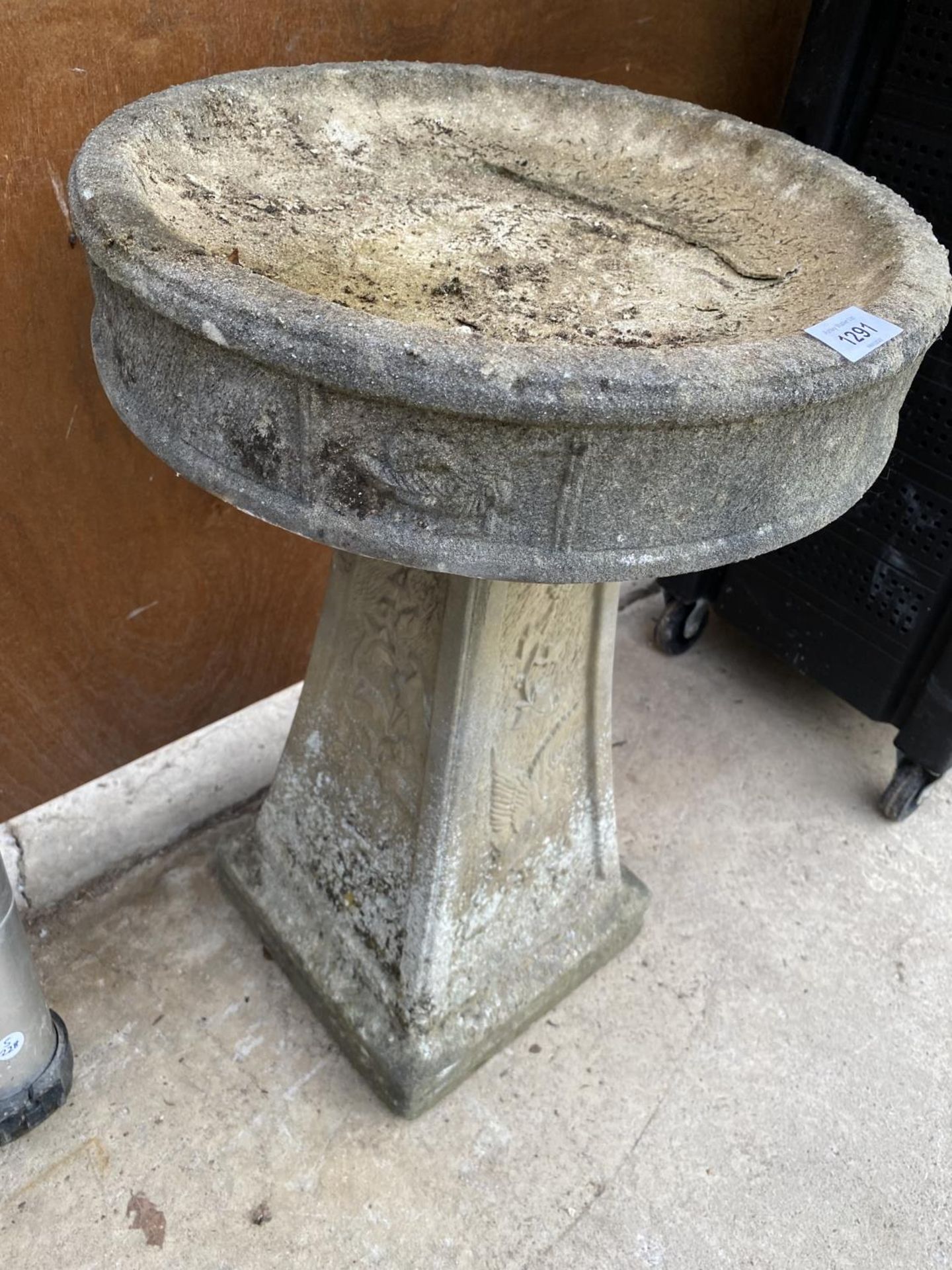 A RECONSTITUTED STONE BIRD BATH WITH PEDESTAL BASE - Image 4 of 4