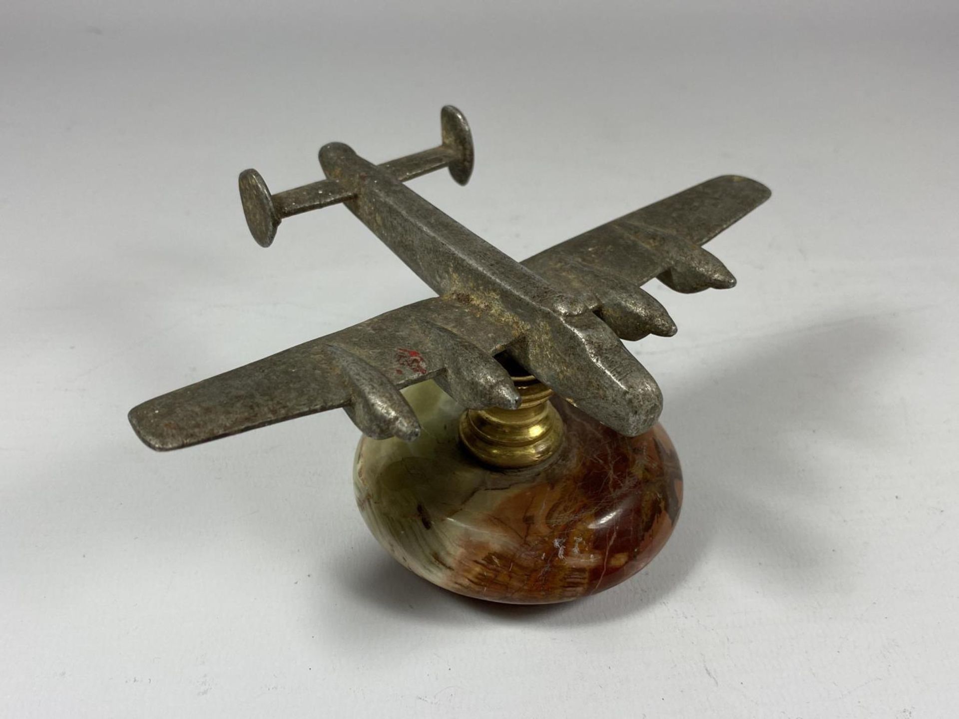 AN UNUSUAL PLANE DESK PAPERWEIGHT ON ONYX BASE, LENGTH 6.5CM - Bild 2 aus 3