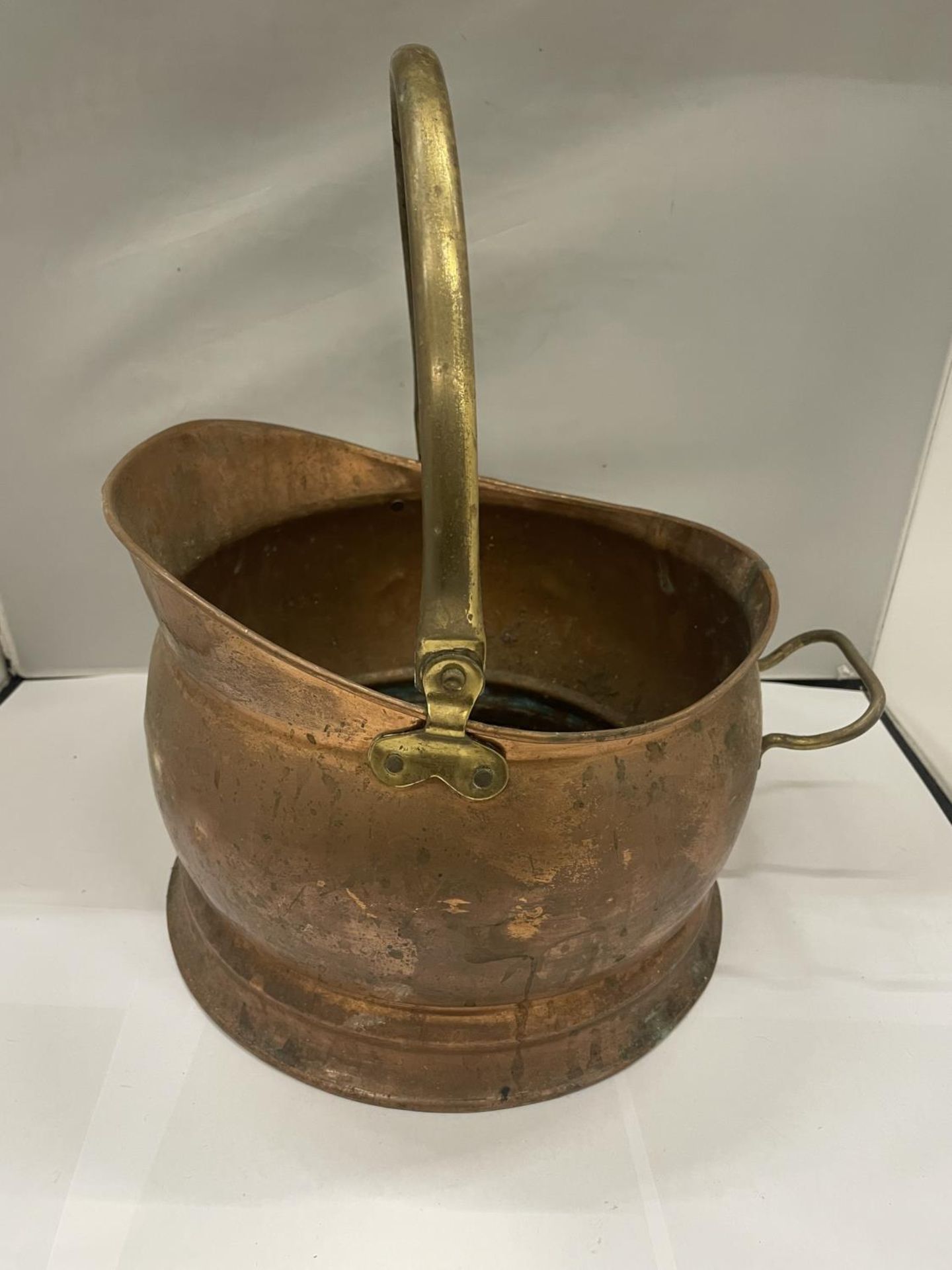 A VINTAGE COPPER COAL SCUTTLE