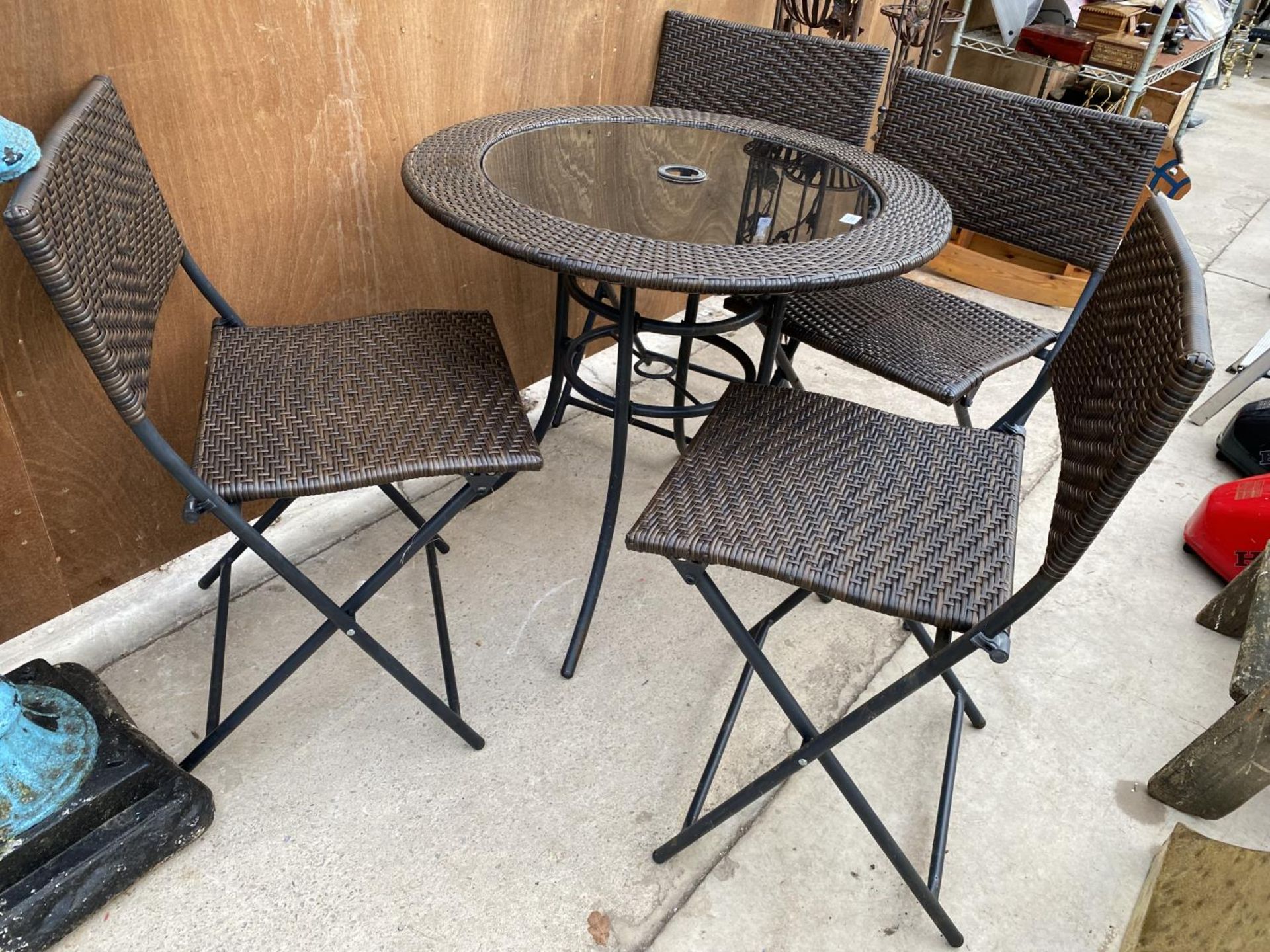 A RATTAN FIVE PIECE BISTRO SET TO INCLUDE ROUND TABLE AND FOUR CHAIRS - Bild 2 aus 5