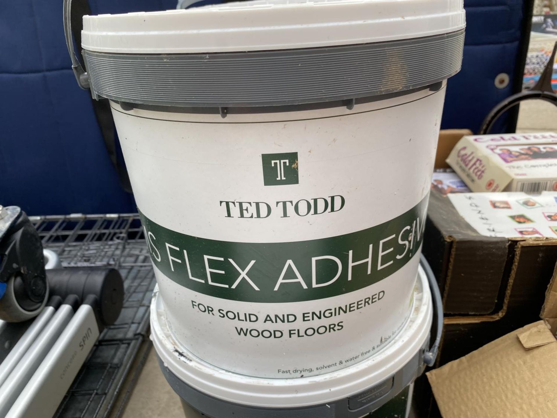 FIVE TUBS OF FLEX ADHESIVE AND A TUB OF WHITE PAINT - Image 2 of 4