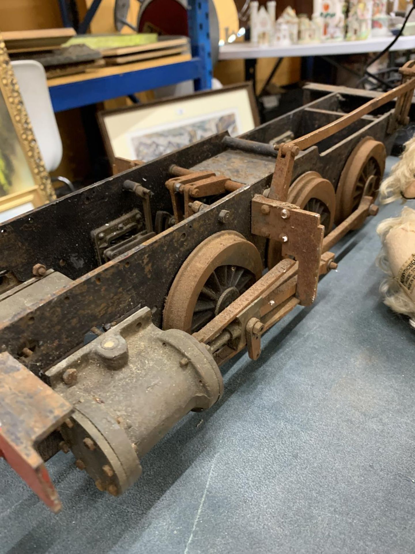 A LARGE METAL STEAM LOCOMOTIVE UNDERCARRIAGE PROJECT 4.25 GAUGE - Image 4 of 4