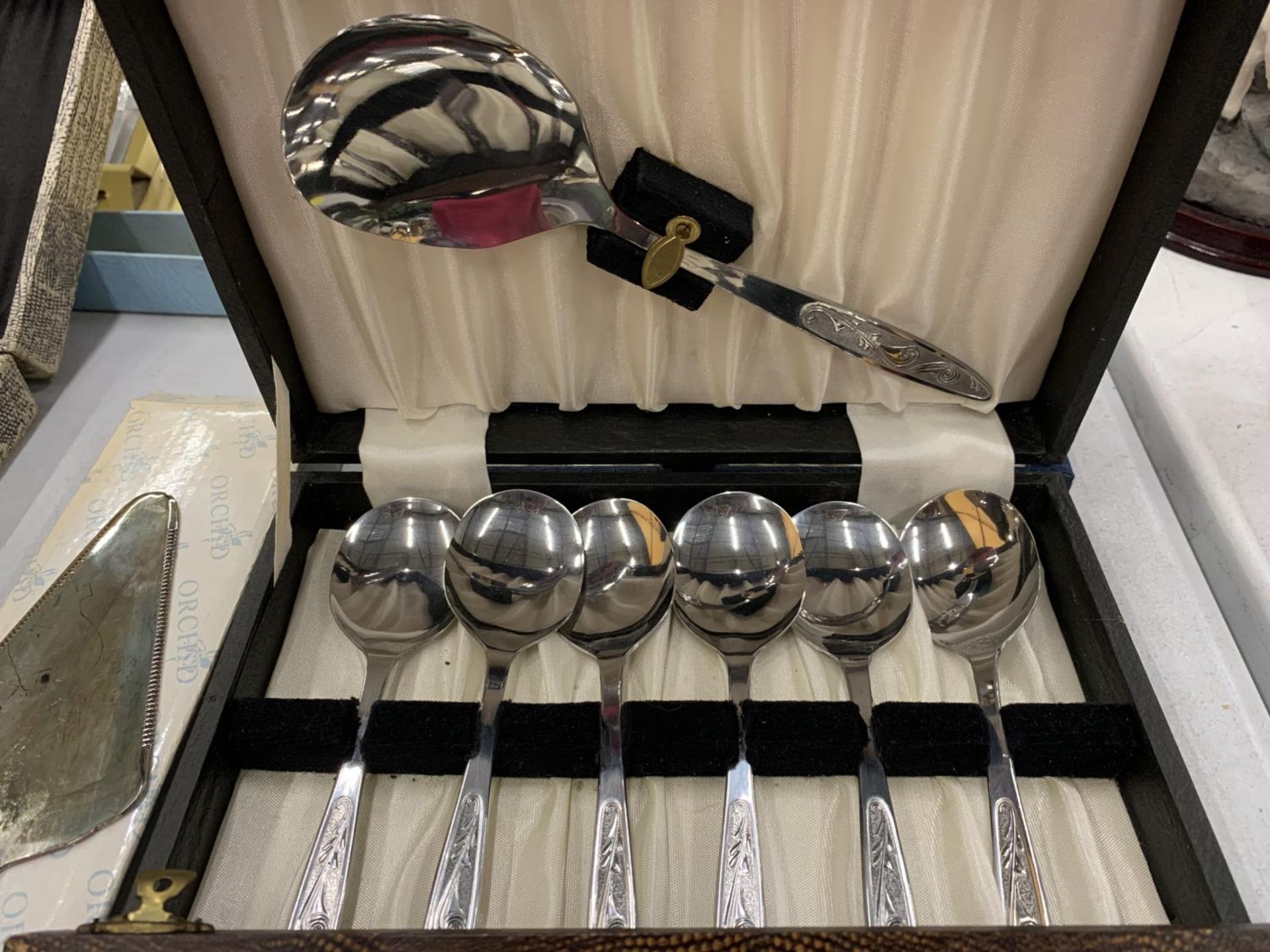 A QUANTITY OF VINTAGE BOXED FLATWARE TO INCLUDE W WRIGHT LIMITED KNIVES AND FORKS, A SPOON SET, - Image 2 of 4