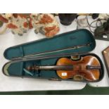 A VINTAGE VIOLIN & BOW IN WOODEN CARRY CASE
