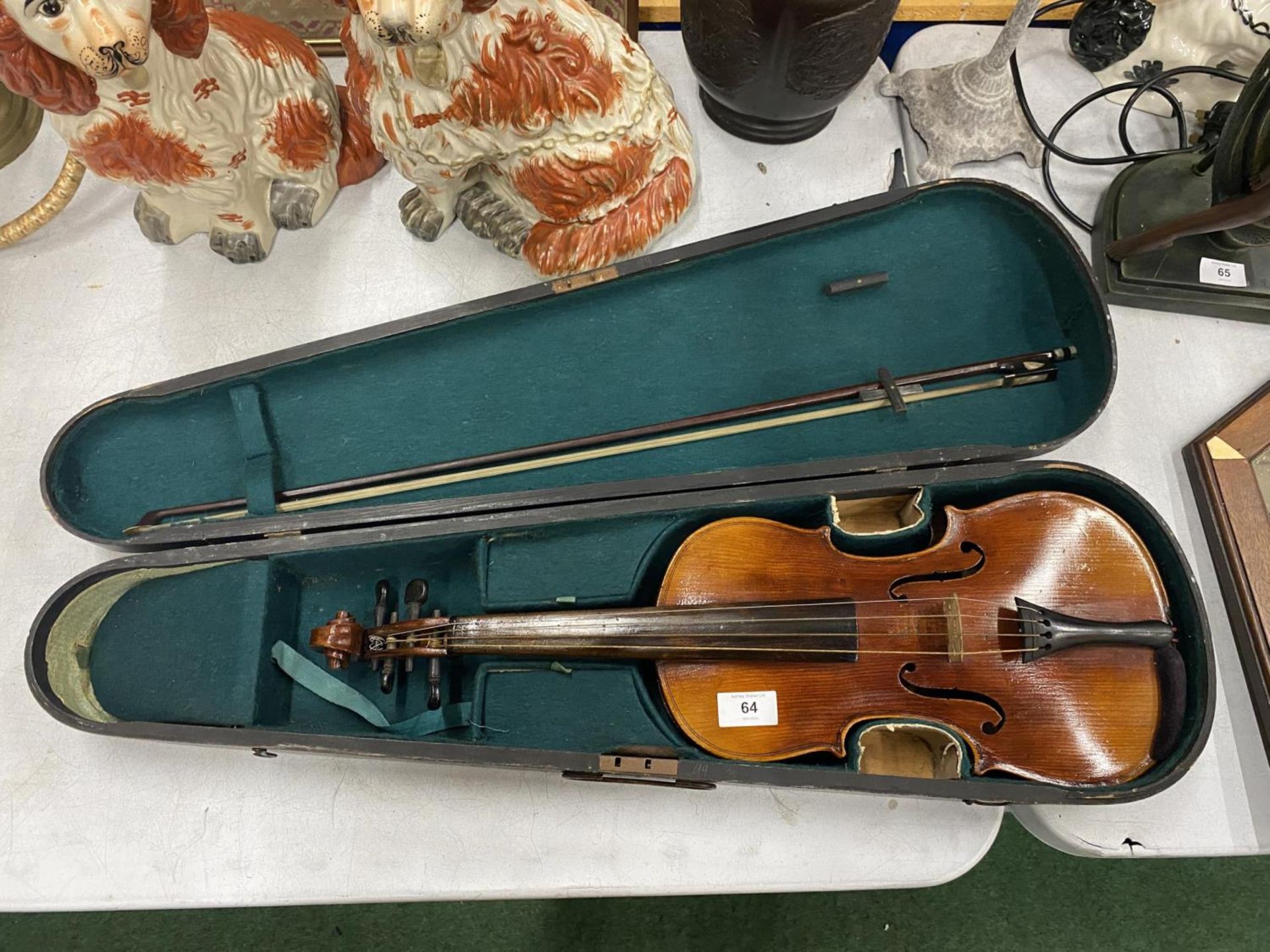 A VINTAGE VIOLIN & BOW IN WOODEN CARRY CASE