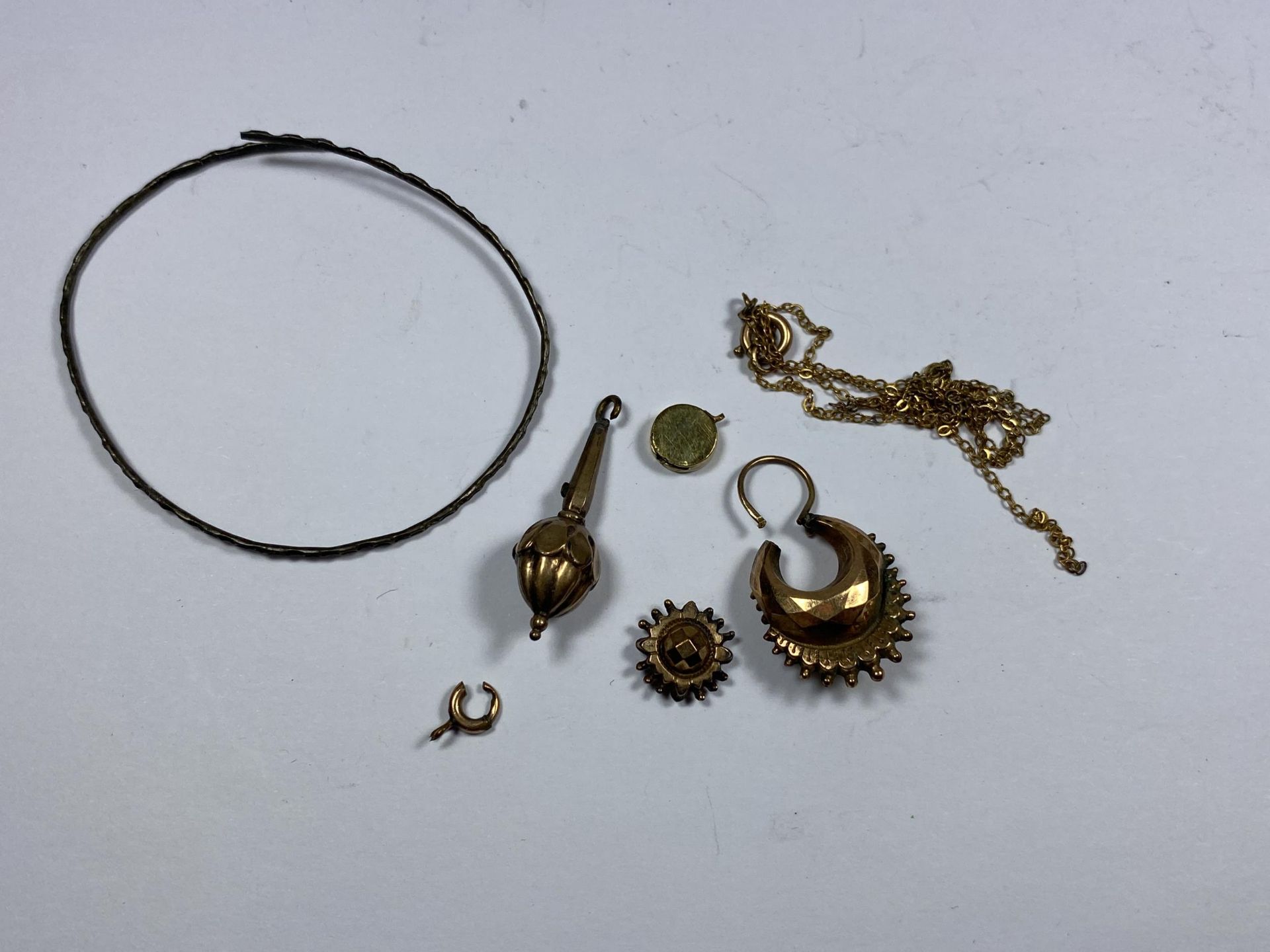 A MIXED LOT OF YELLOW METAL JEWELLERY TO INCLUDE TESTED 9CT GOLD EARRING, PENDANT ETC, WEIGHT OF