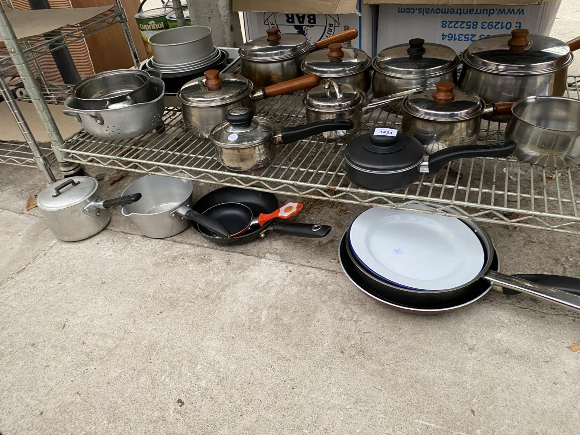 A LARGE ASSORTMENT OF KITCHEN ITEMS TO INCLUDE POTS AND PANS ETC