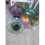 AN ASSORTMENT OF RETRO COLOURED GLASS WARE TO INCLUDE BOWLS AND VASES ETC