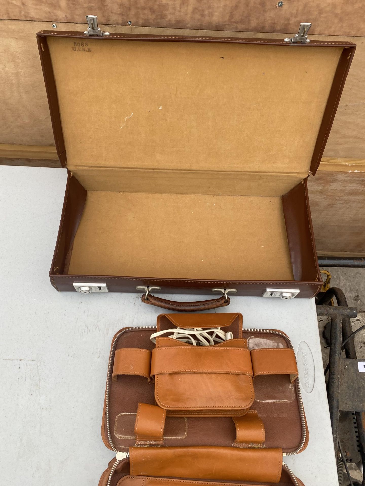 A VINTAGE TRAVEL CASE AND A PART COMPLETE VANITY SET - Image 2 of 2