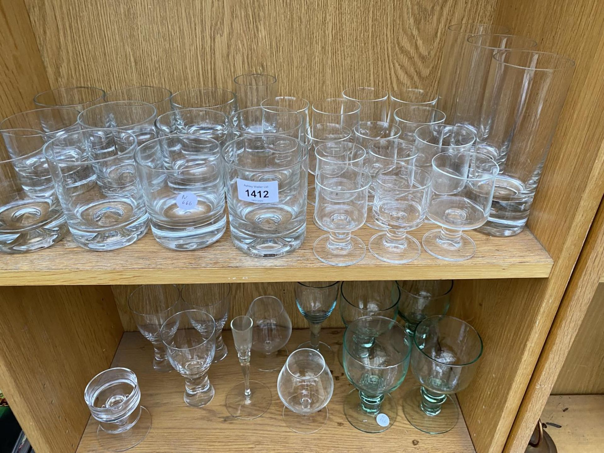 A LARGE ASSORTMENT OF GLASS WARE TO INCLUDE SOME DARTINGTON CRYSTAL ETC