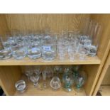A LARGE ASSORTMENT OF GLASS WARE TO INCLUDE SOME DARTINGTON CRYSTAL ETC