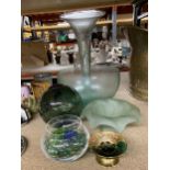 A QUANTITY OF GLASSWARE TO INCLUDE A LARGE TRUMPET SHAPED VASE, BOWLS, ETC