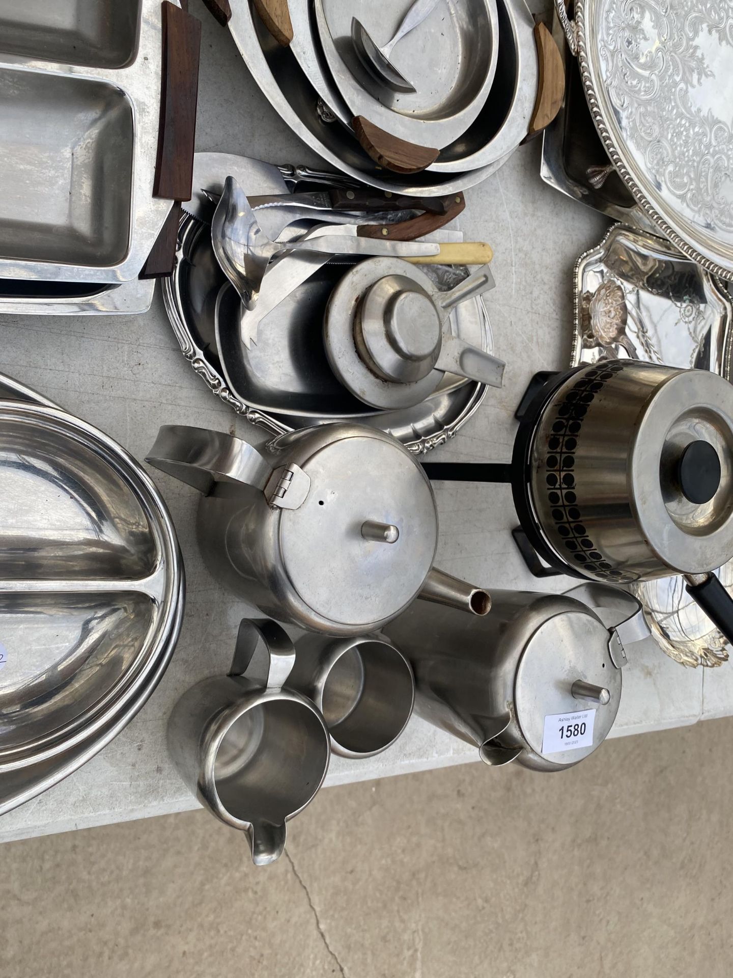 AN ASSORTMENT OF STAINLESS STEEL KITCHEN ITEMS TO INCLUDE TRAYS, TEAPOTS AND A SET OF HARPER - Image 3 of 3