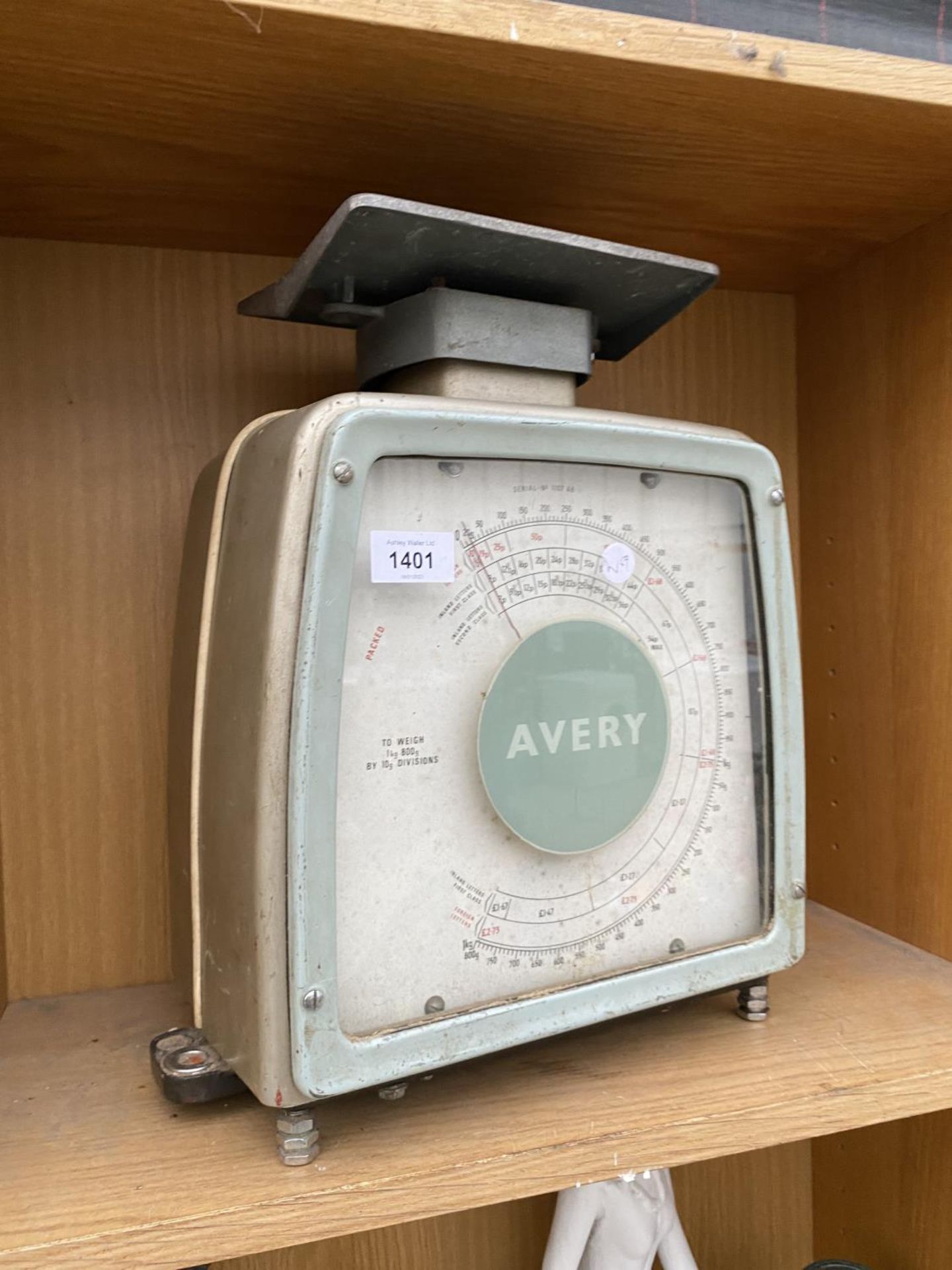 A SET OF VINTAGE AVERY POST OFFICE SCALES