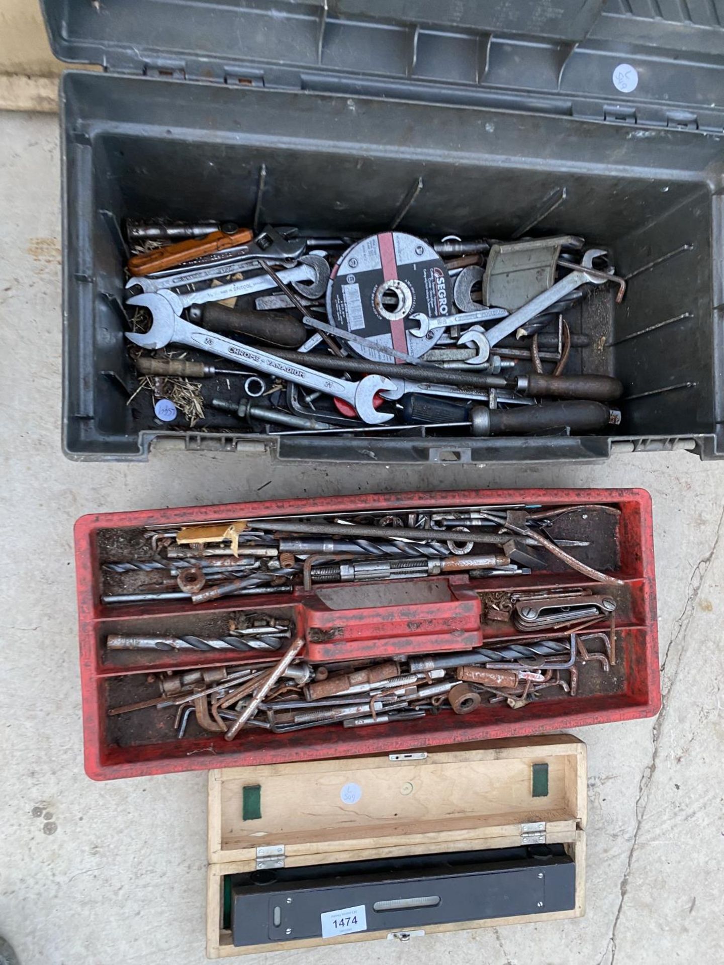 AN ASSORTMENT OF TOOLS TO INCLUDE DRILL BITS AND SPANNERS ETC - Bild 2 aus 2