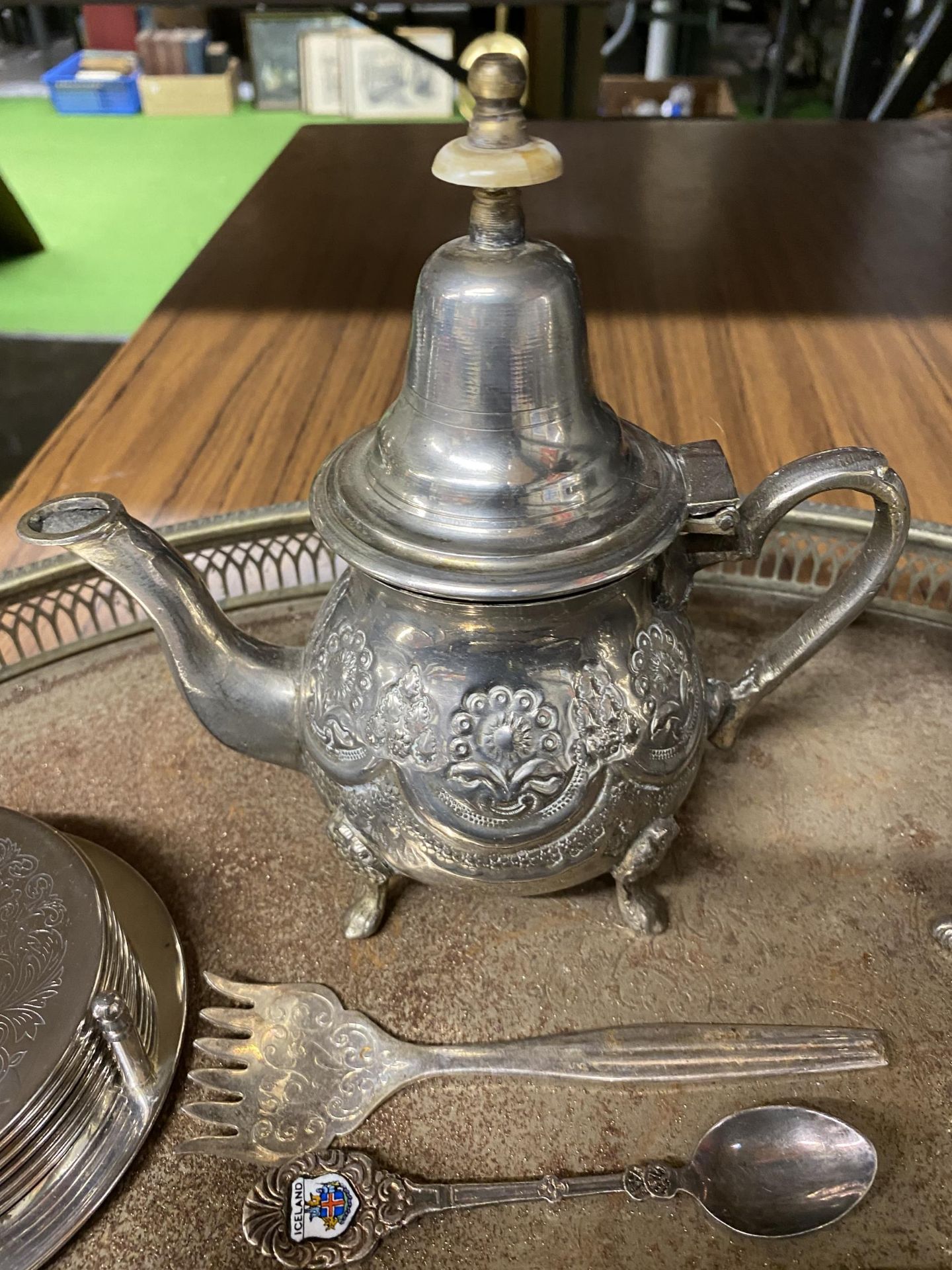 A SILVER PLATED LARGE GALLERIED TRAY, COFFEE POTS WITH EMBOSSED DECORATION, PRESERVE POT, - Bild 4 aus 4