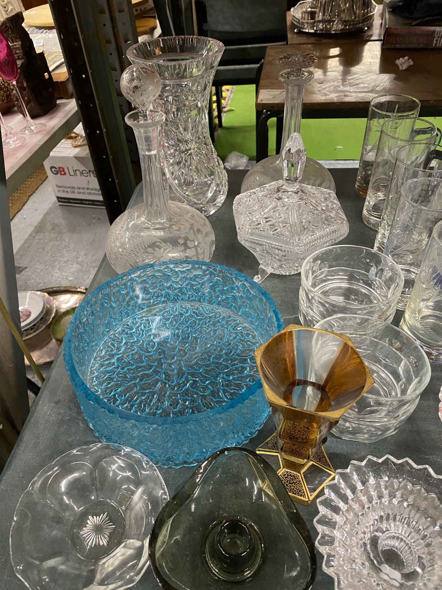 A LARGE QUANTITY OF GLASSWARE TO INCLUDE VASES, DECANTERS, BOWLS, GLASSES, ETC - Image 2 of 3