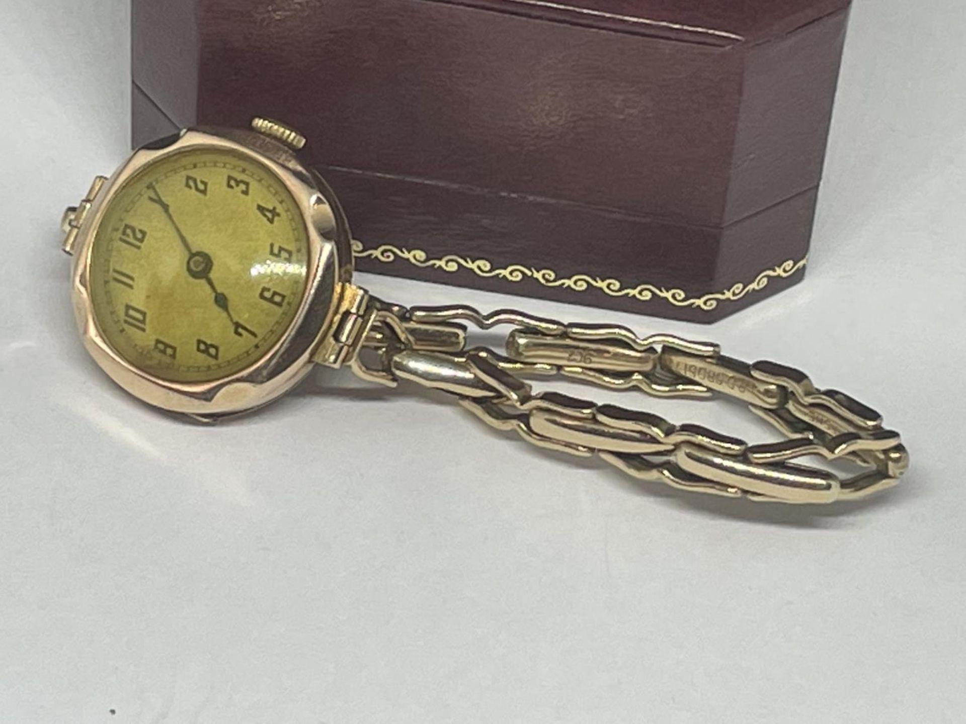 A VINTAGE 9CT YELLOW GOLD LADIES WATCH & STRAP, WEIGHT 18.54G