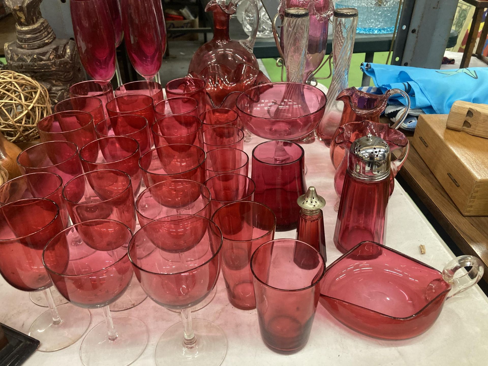 A LARGE QUANTITY OF CRANBERRY GLASS TO INCLUDE DRINKING GLASSES, VASES, JUGS, DECANTER, ETC., - Bild 3 aus 3