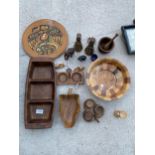 AN ASSORTMENT OF TREEN ITEMS TO INCLUDE TRAYS, A BOWL AND ELEPHANTS ETC