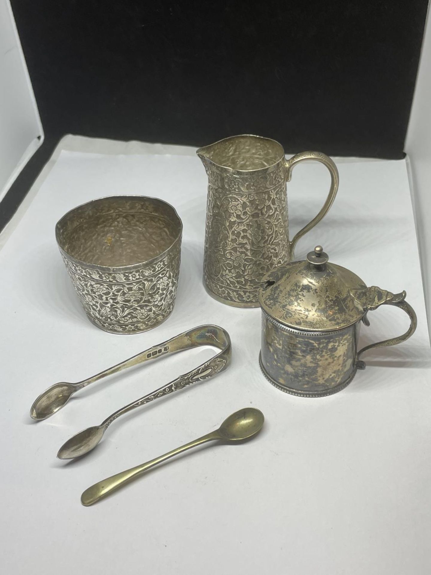 A MIXED LOT OF ITEMS TO INCLUDE SILVER MUSTARD POT, WHITE METAL CONTINENTAL JUG & SUGAR BOWL, SILVER