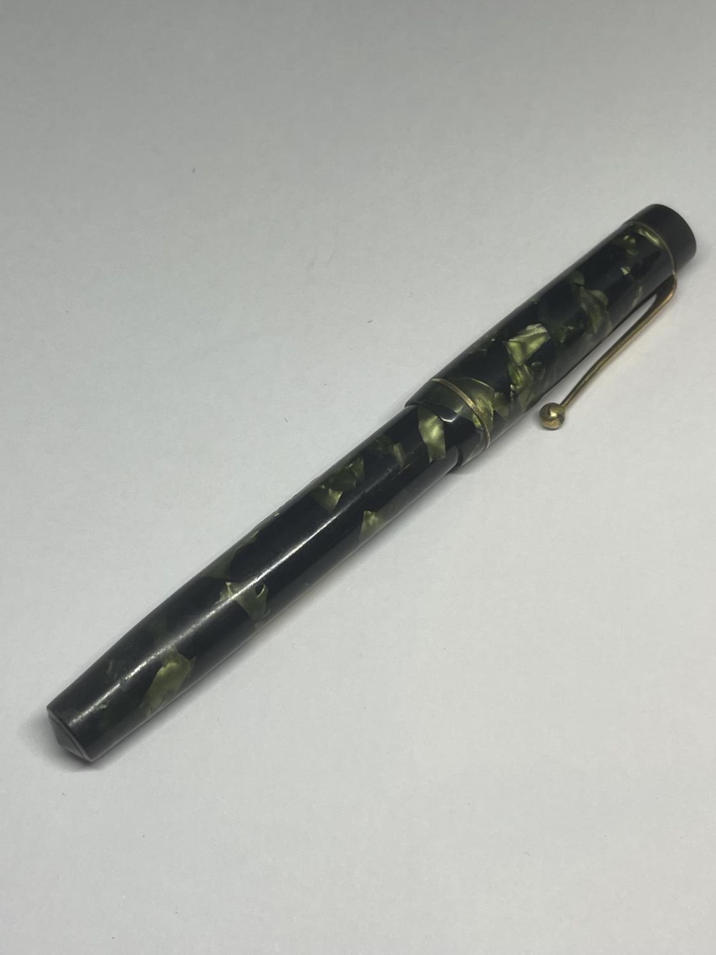 A VINTAGE FOUNTAIN PEN WITH 14CT YELLOW GOLD NIB