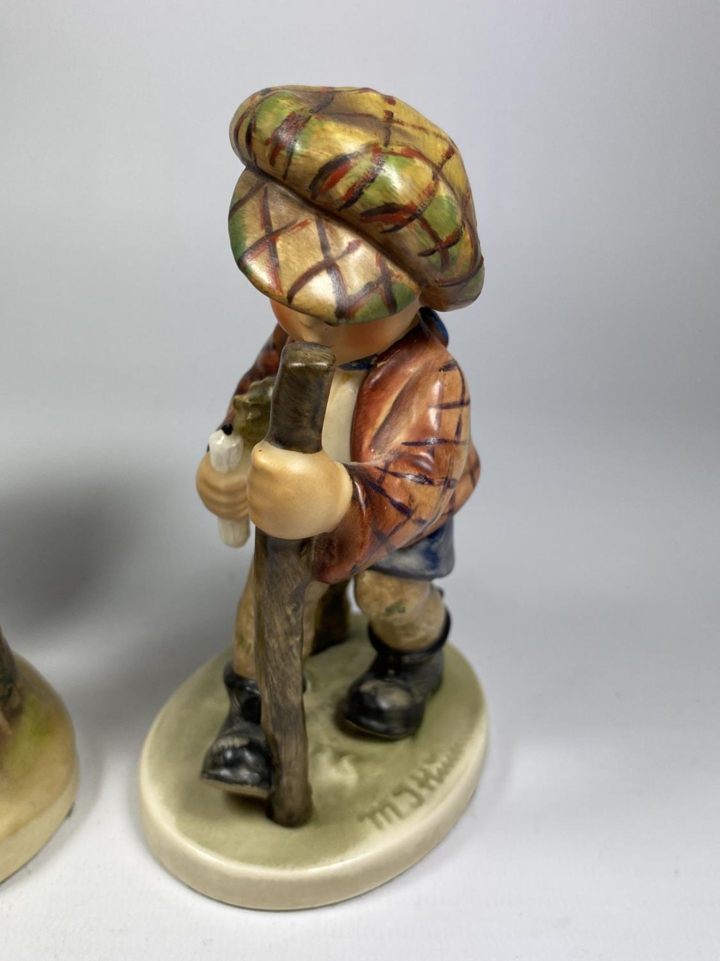 TWO VINTAGE HUMMEL FIGURES TO INCLUDE 'CROSSROADS' - Image 3 of 4