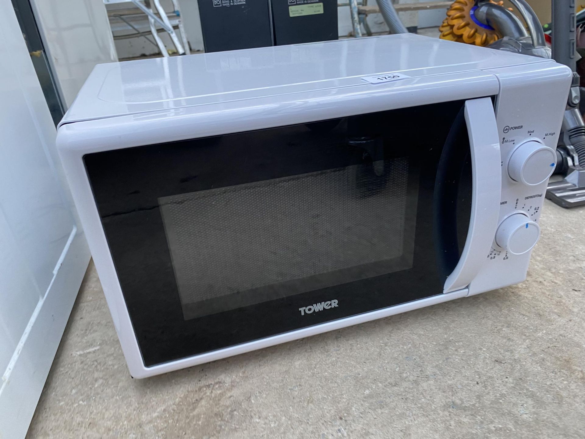 A WHITE TOWER MICROWAVE OVEN - Image 2 of 3