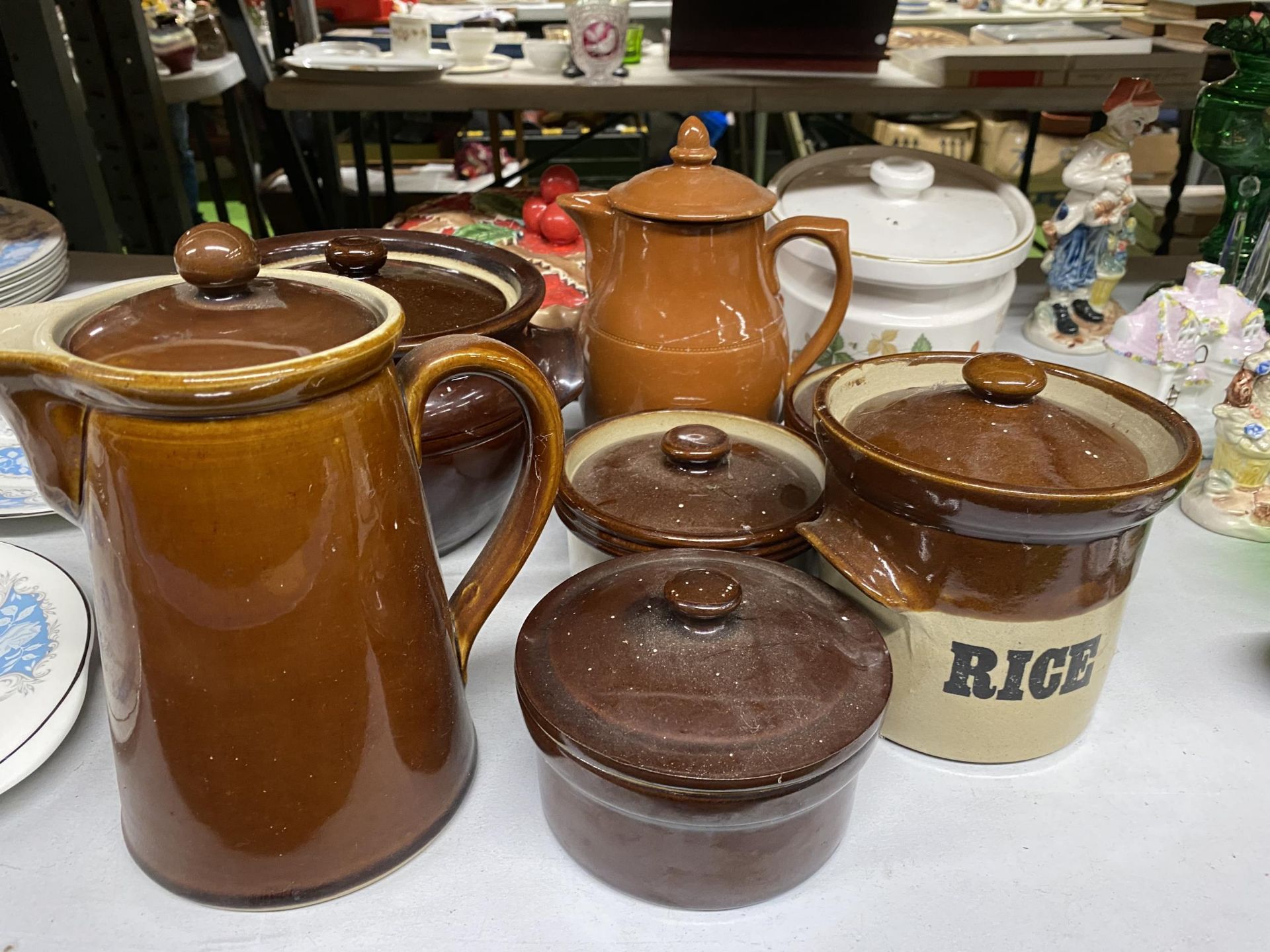 A QUANTITY OF VINTAGE STONEWARE ITEMS TO INCLUDE A TEA AND COFFEE POT, STORAGE CONTAINERS, A PIE - Image 3 of 3