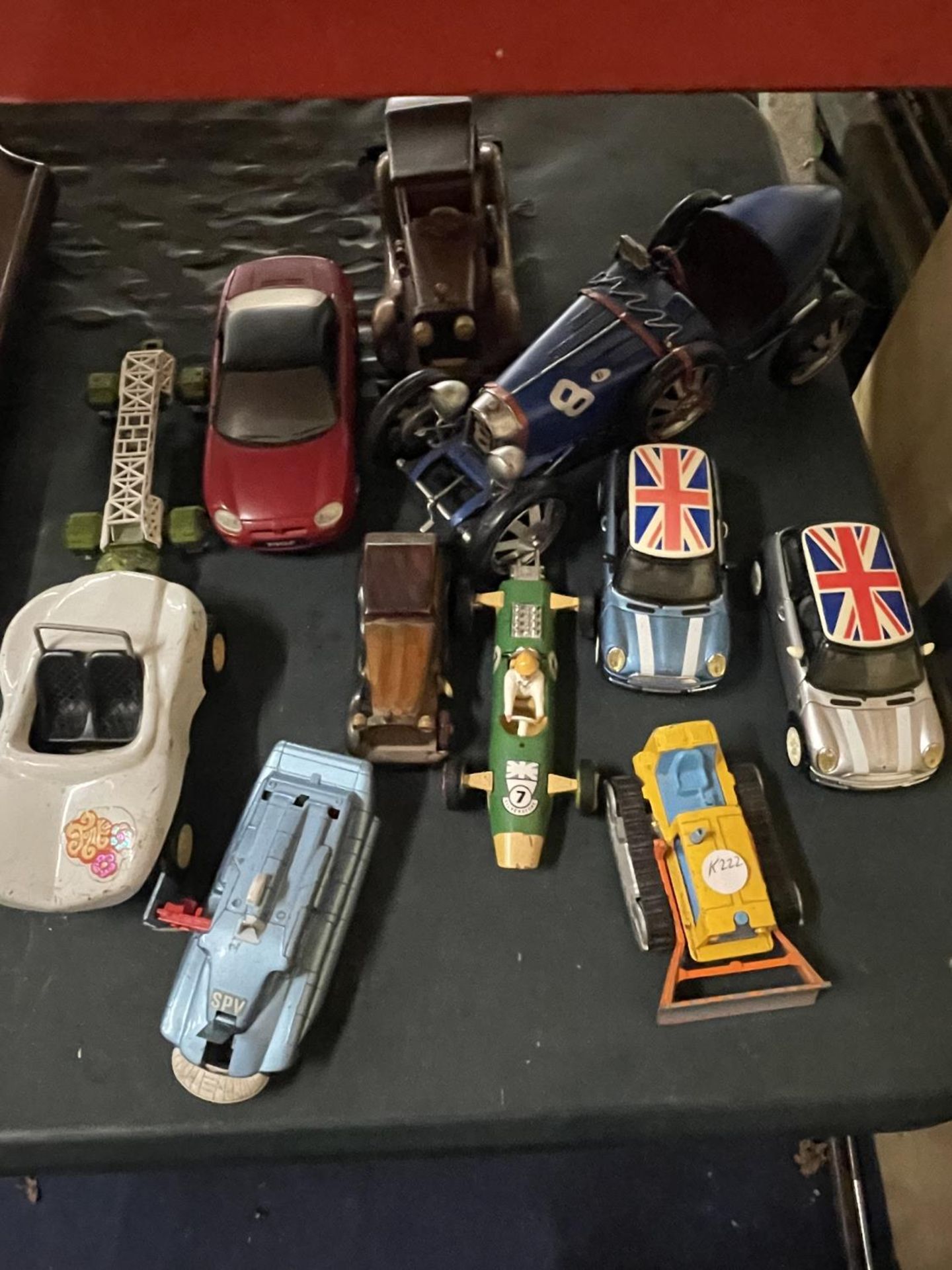 A QUANTITY OF CAR TOYS TO INCLUDE A DINKY TOYS SPECTRUM PURSUIT VEHICLE, A CORGI BULLDOZER, LARGE