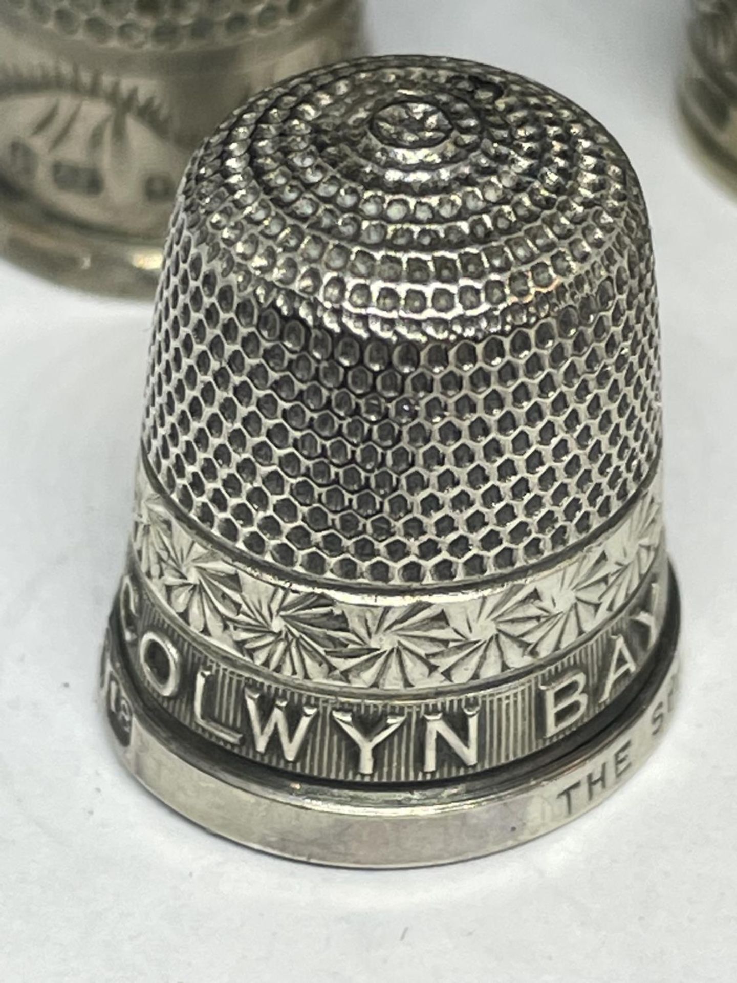 EIGHT VARIOUS THIMBLES TO INCLUDE TWO CHESTER AND TWO BIRMINGHAM HALLMARKED, A LEATHER CASE AND A - Image 5 of 7