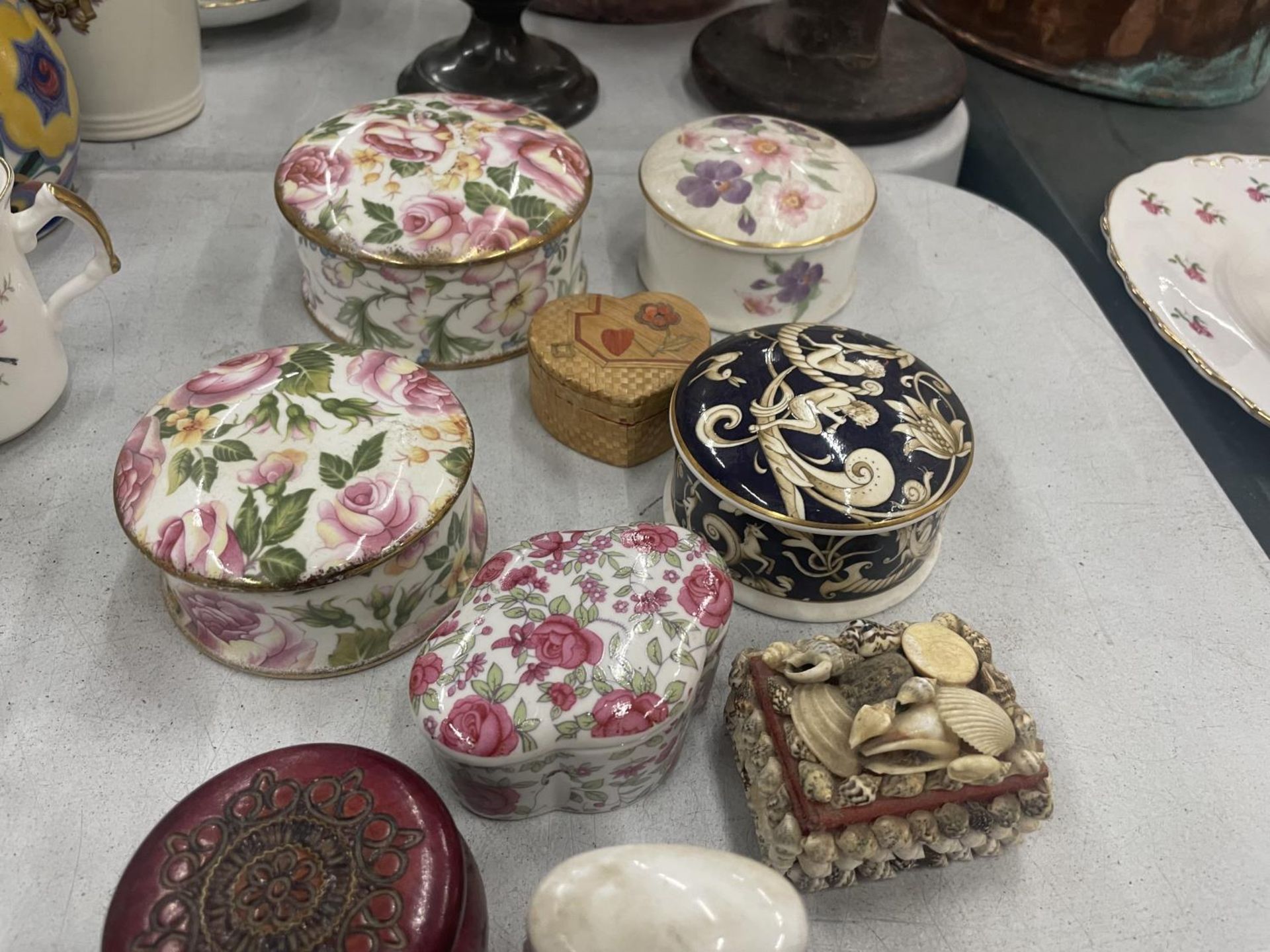 A LARGE COLLECTION OF TRINKET BOXES - Image 5 of 5
