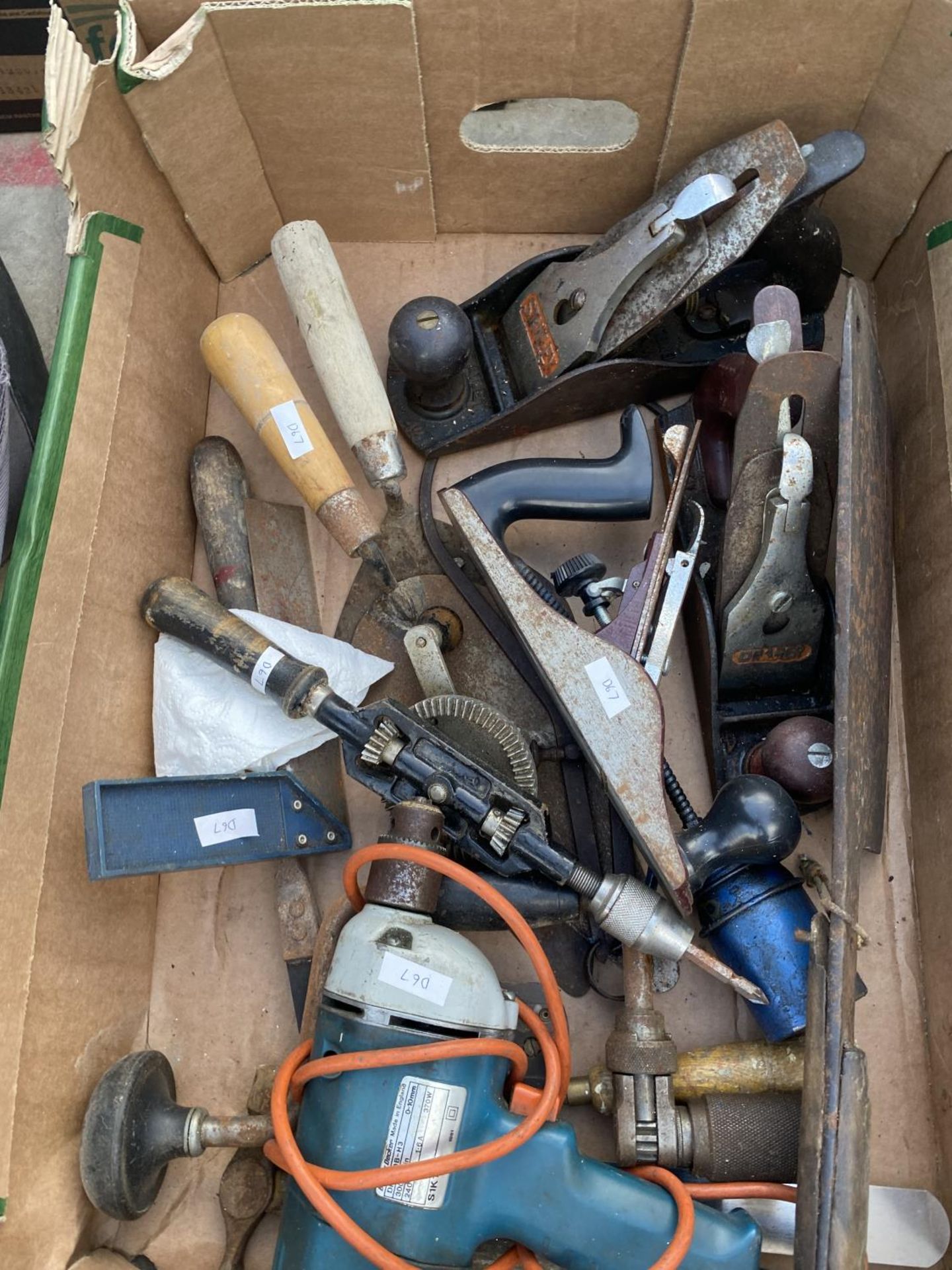 AN ASSORTMENT OF TOOLS TO INCLUDE WOOD PLANES, BRACE DRILLS AND AN ELECTRIC BLACK AND DECKER - Image 2 of 2