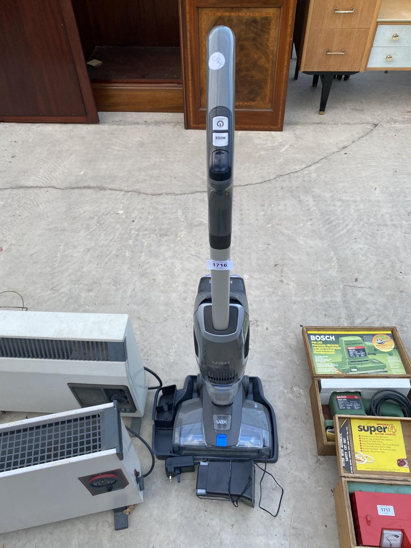 A VAX ONEPOWER CORDLESS CARPET CLEANER