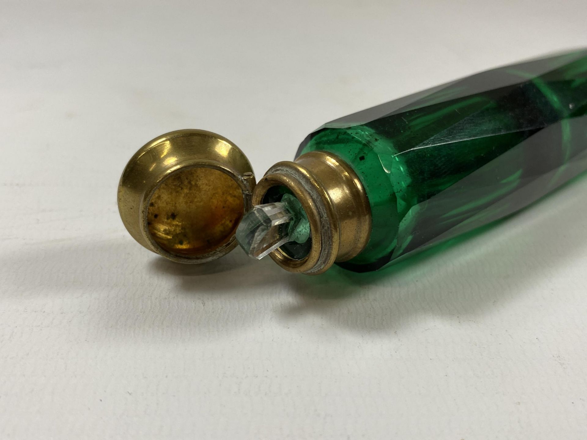 A VINTAGE GREEN GLASS AND BRASS TOPPED DOUBLE SIDED PERFUME BOTTLE - Image 3 of 4