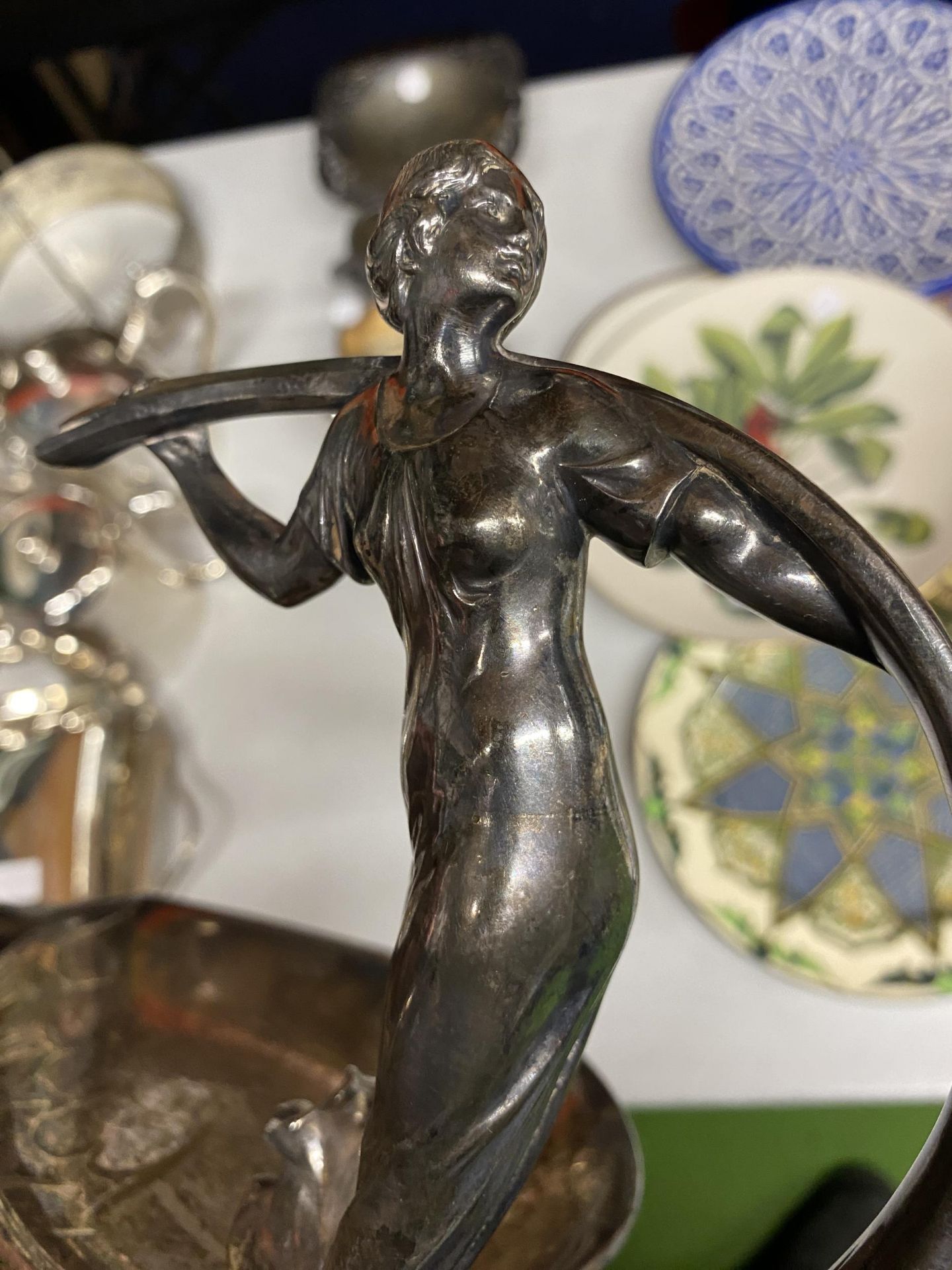 A QUANTITY OF SILVER PLATED ITEMS TO INCLUDE AN ART NOUVEAU W.M.F FIGURAL DESIGN DISH, SALTS AND - Image 5 of 6