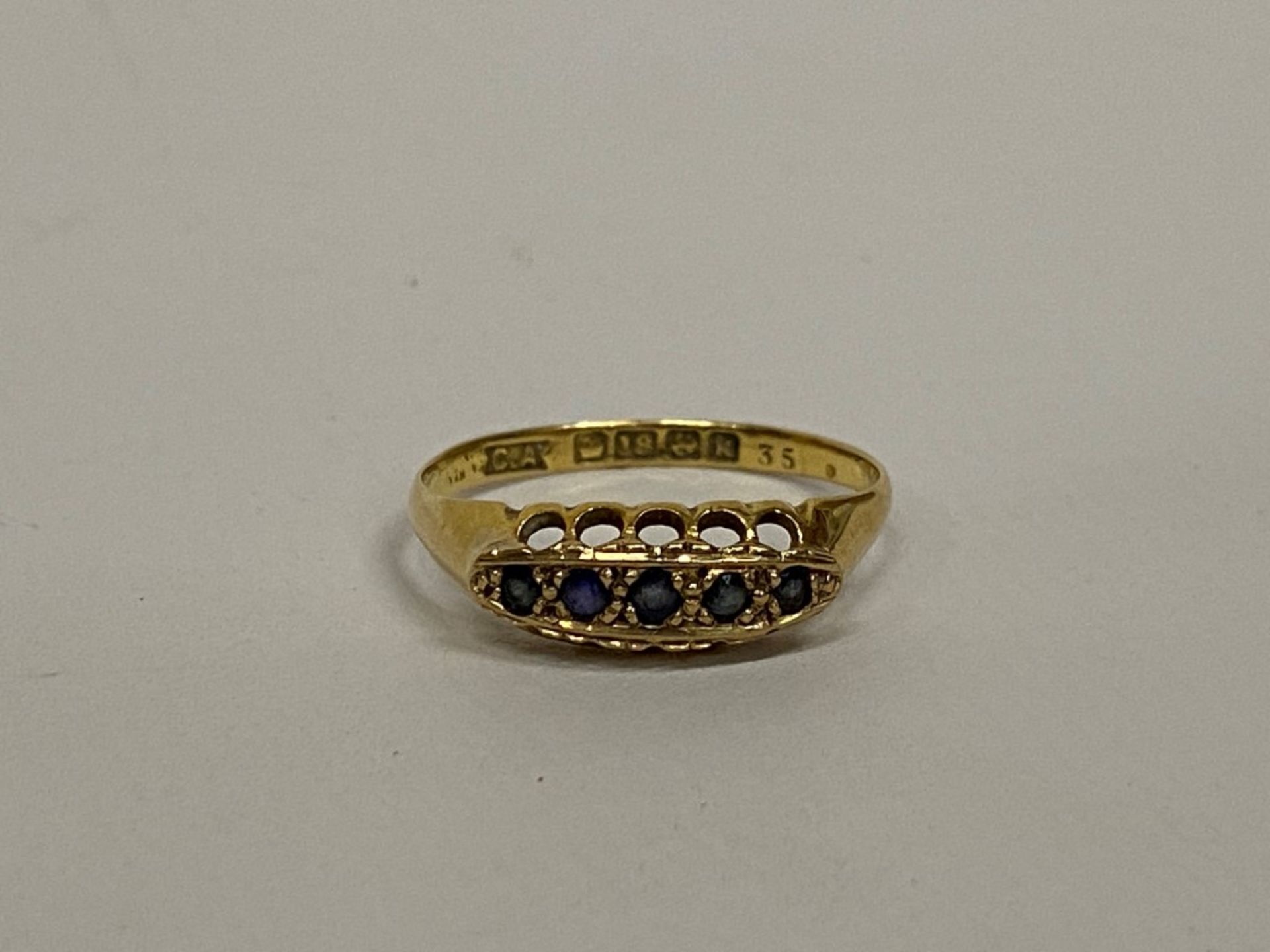 A FIVE STONE SAPPHIRE AND 18CT YELLOW GOLD LADIES RING, SIZE O/P, WEIGHT 1.84G