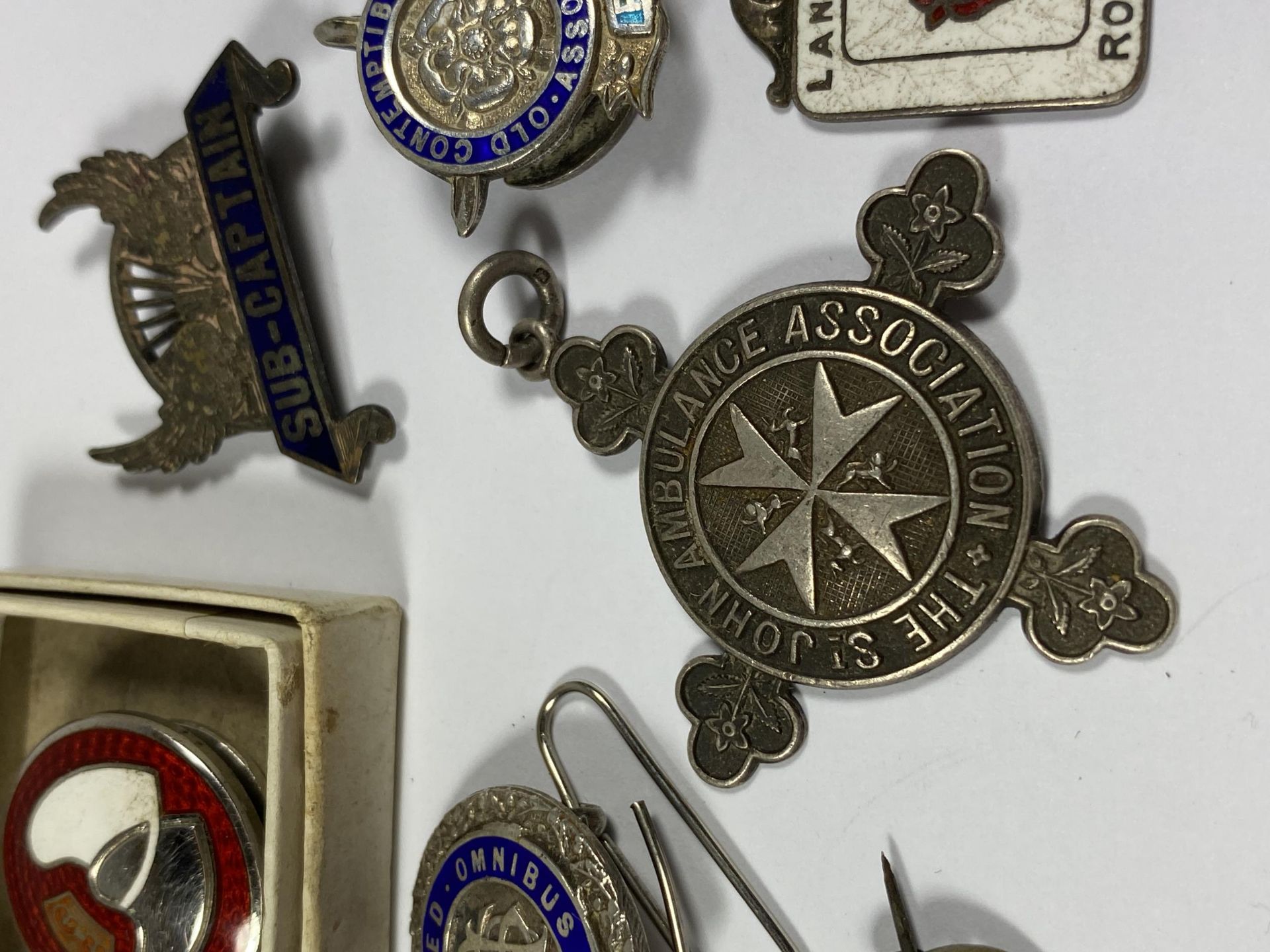 A MIXED GROUP OF VINTAGE HALLMARKED SILVER AND FURTHER ENAMEL BADGES TO INCLUDE ENAMEL BUTLIN - Image 3 of 5