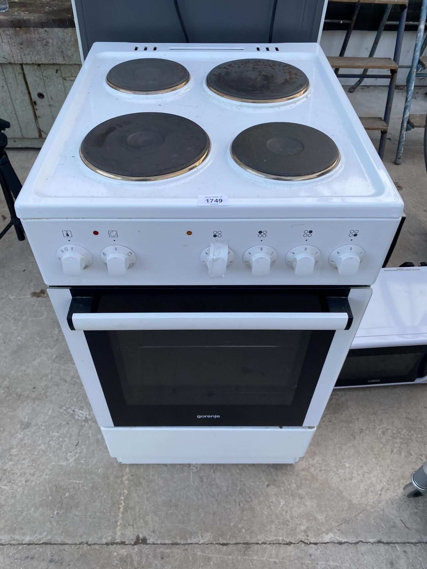 A WHITE GORENJE FREESTANDING ELECTRIC OVEN AND HOB