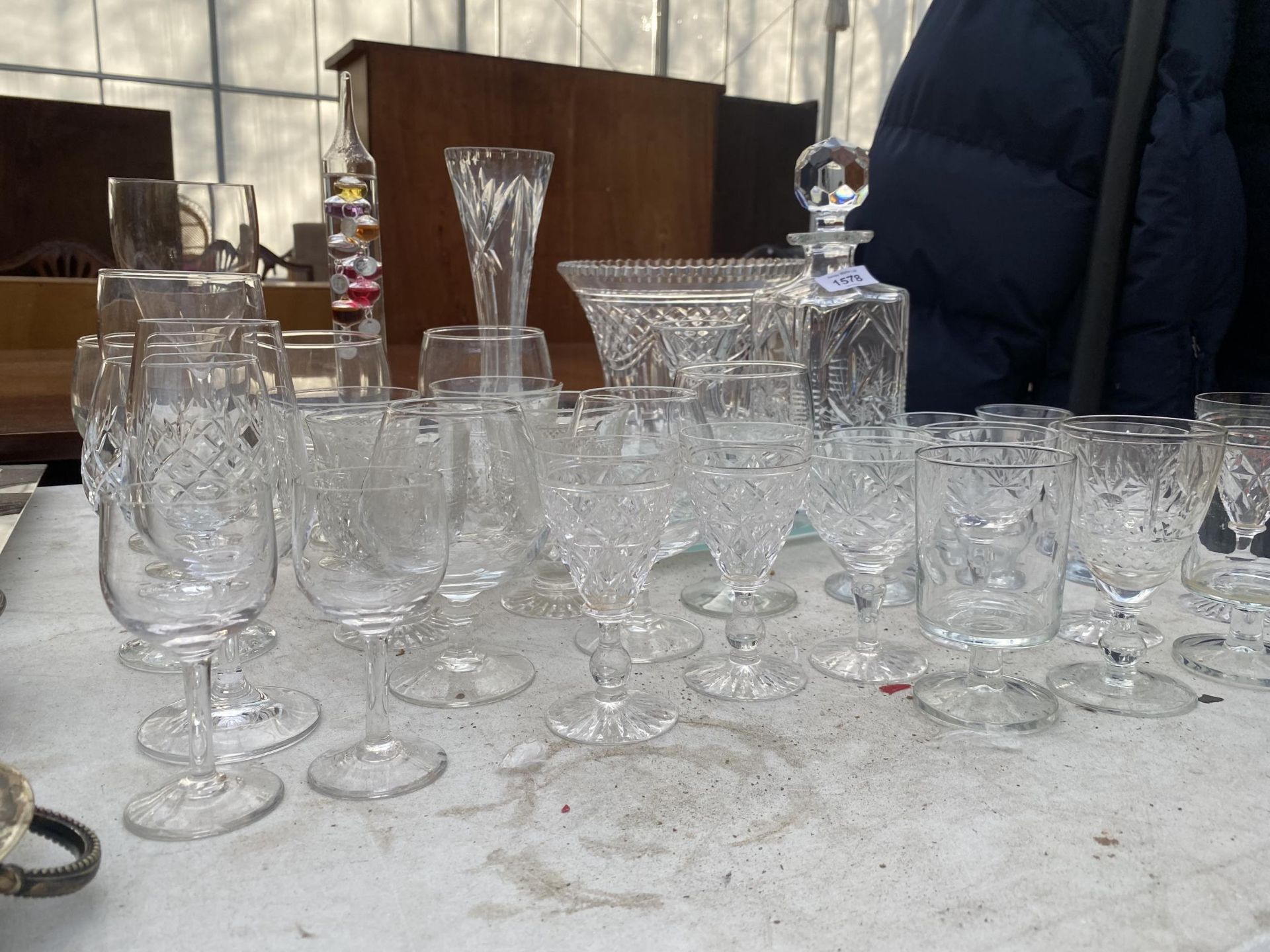 AN ASSORTMENT OF GLASS WARE TO INCLUDE A DECANTER, VASES AND SHERRY GLASSES ETC - Bild 2 aus 2