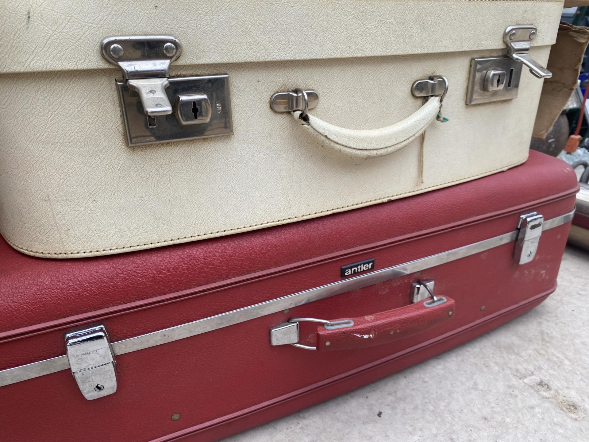 THREE VINTAGE TRAVEL CASES TO INCLUDE AN ANTLER - Image 4 of 4