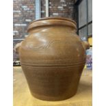 A LARGE STONEWARE LIDDED URN STYLE POT WITH MAKERS MARK TO THE SIDE