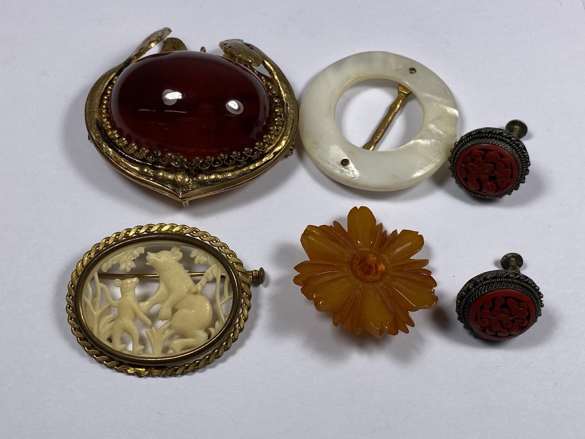 A MIXED GROUP OF VINTAGE JEWELLERY TO INCLUDE CARVED ORIENTAL CINNABAR EARRINGS, RED STONE BROOCH,