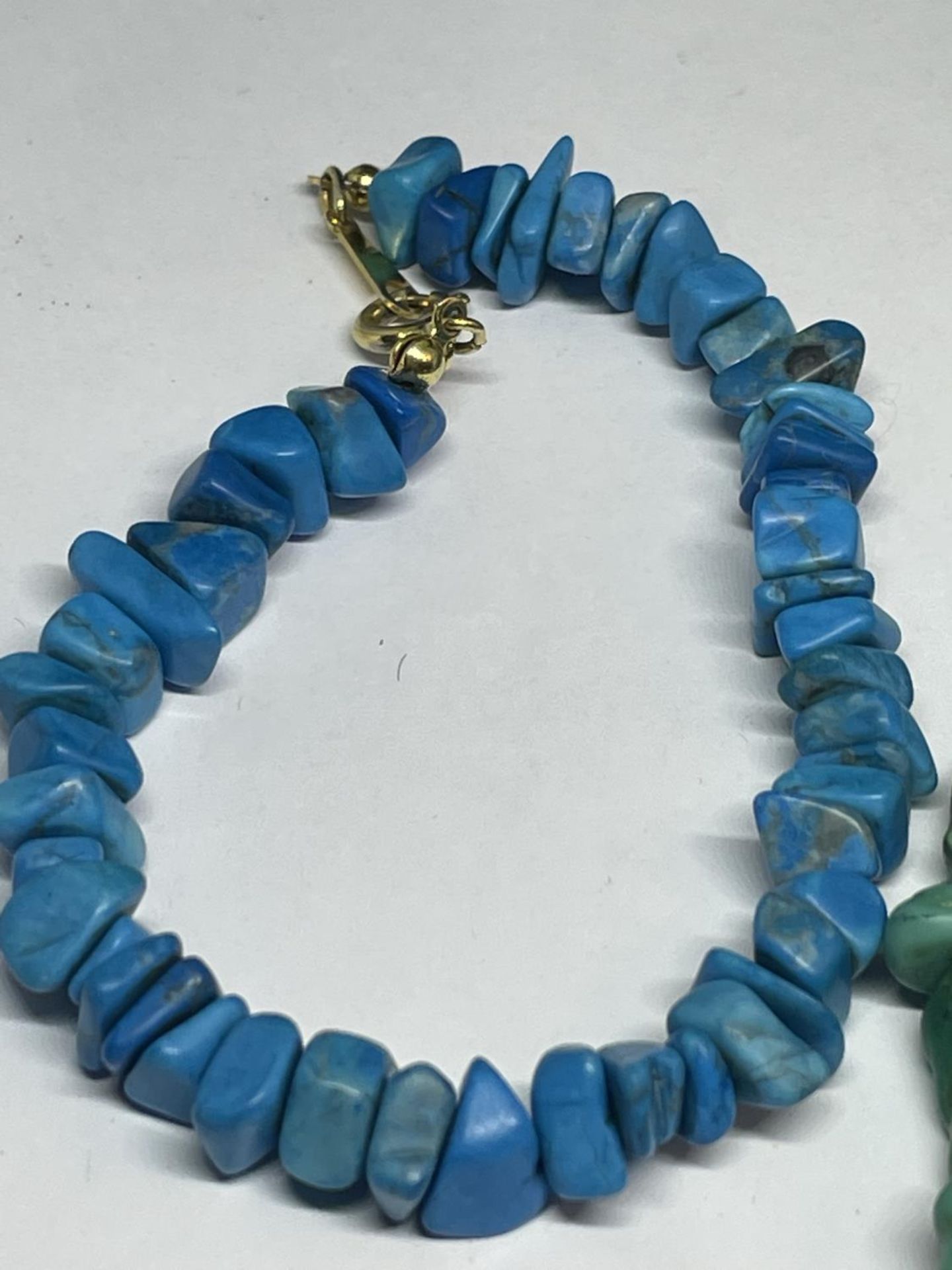 THREE TURQUOISE STONE ITEMS TO INCUDE A BRACELET AND TWO NECKLACES - Image 2 of 5