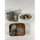 A GROUP OF COINS TO INCLUDE A 1935 CROWN, COMMEMORATIVE CROWNS ETC