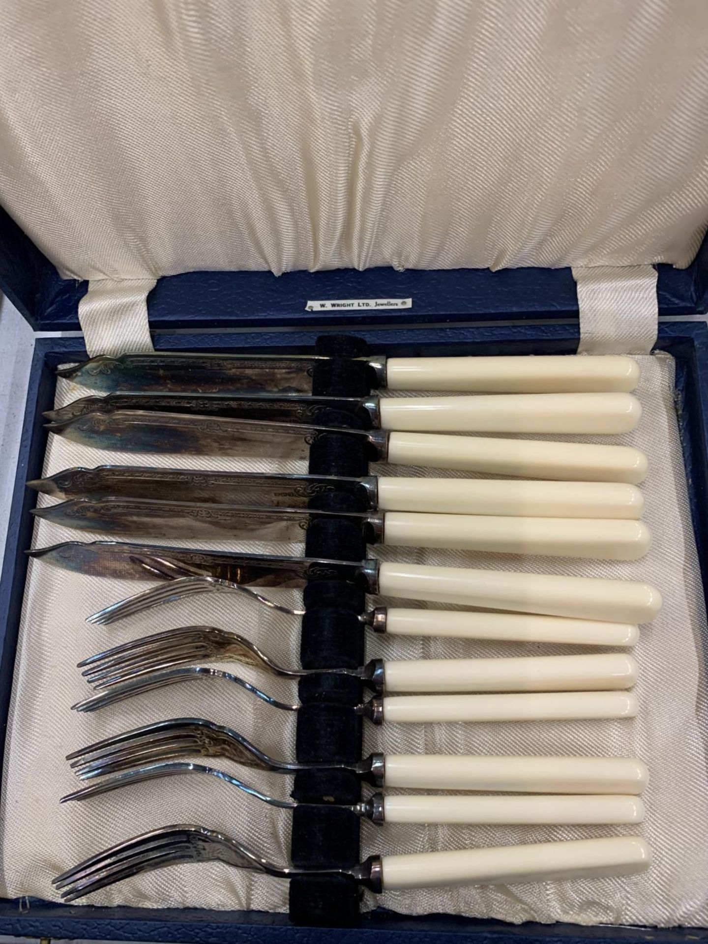 A QUANTITY OF VINTAGE BOXED FLATWARE TO INCLUDE W WRIGHT LIMITED KNIVES AND FORKS, A SPOON SET, - Image 3 of 4