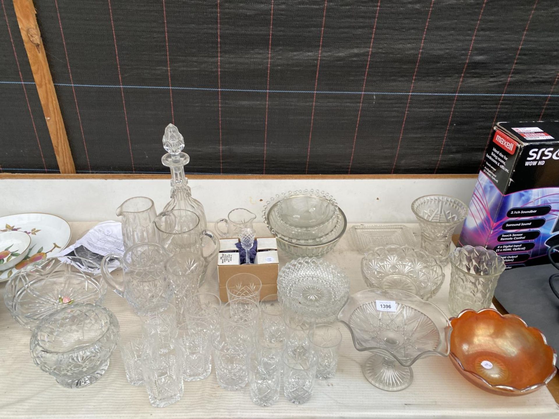 A LARGE ASSORTMENT OF GLASS WARE TO INCLUDE A DECANTER, BOWLS AND TWO JANE CHARLES PLATES ETC